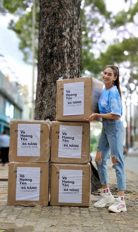 Hoa hau Khanh Van ung ho chong dich anh 2