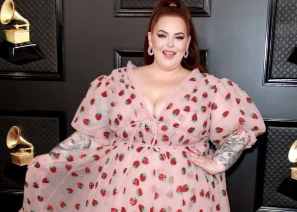 Nguoi mau ngoai co buc xuc vi chiec vay xau tren tham do Grammy hinh anh