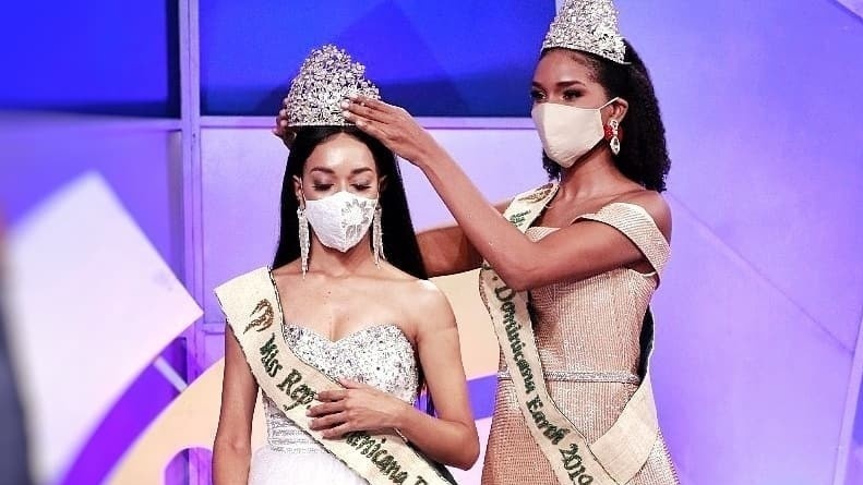 Hoa hau Cong hoa Dominica deo khau trang khi dang quang hinh anh