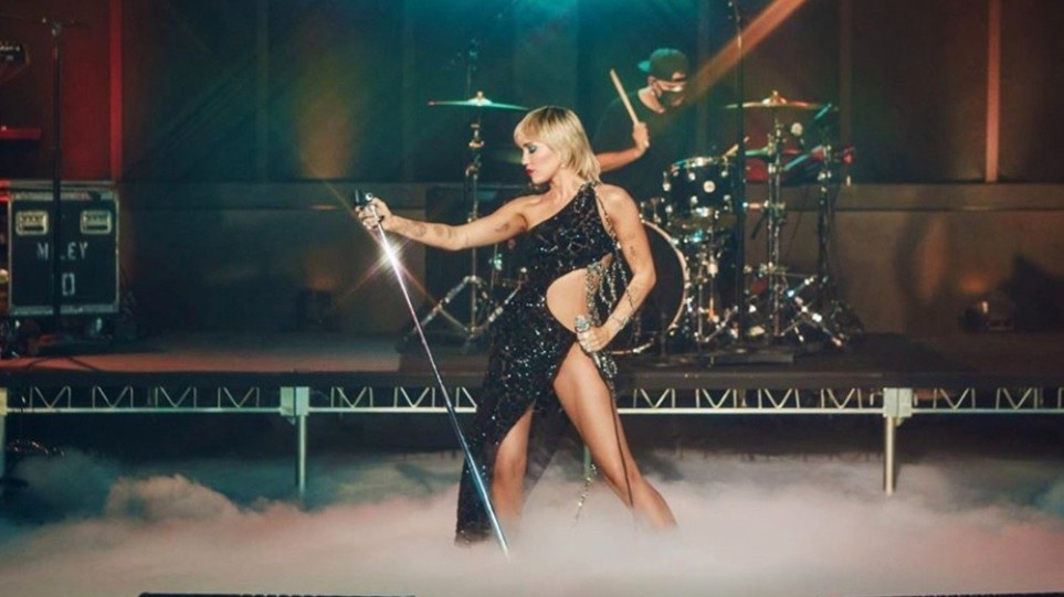 Miley Cyrus mac vay cua Cong Tri hinh anh