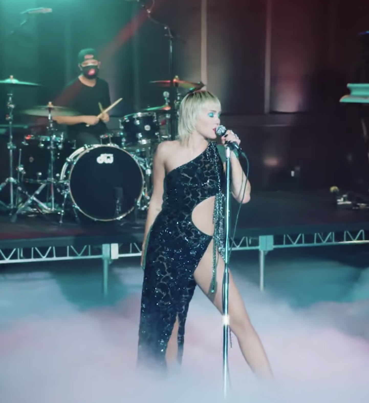 Miley Cyrus mac dam Cong Tri anh 2