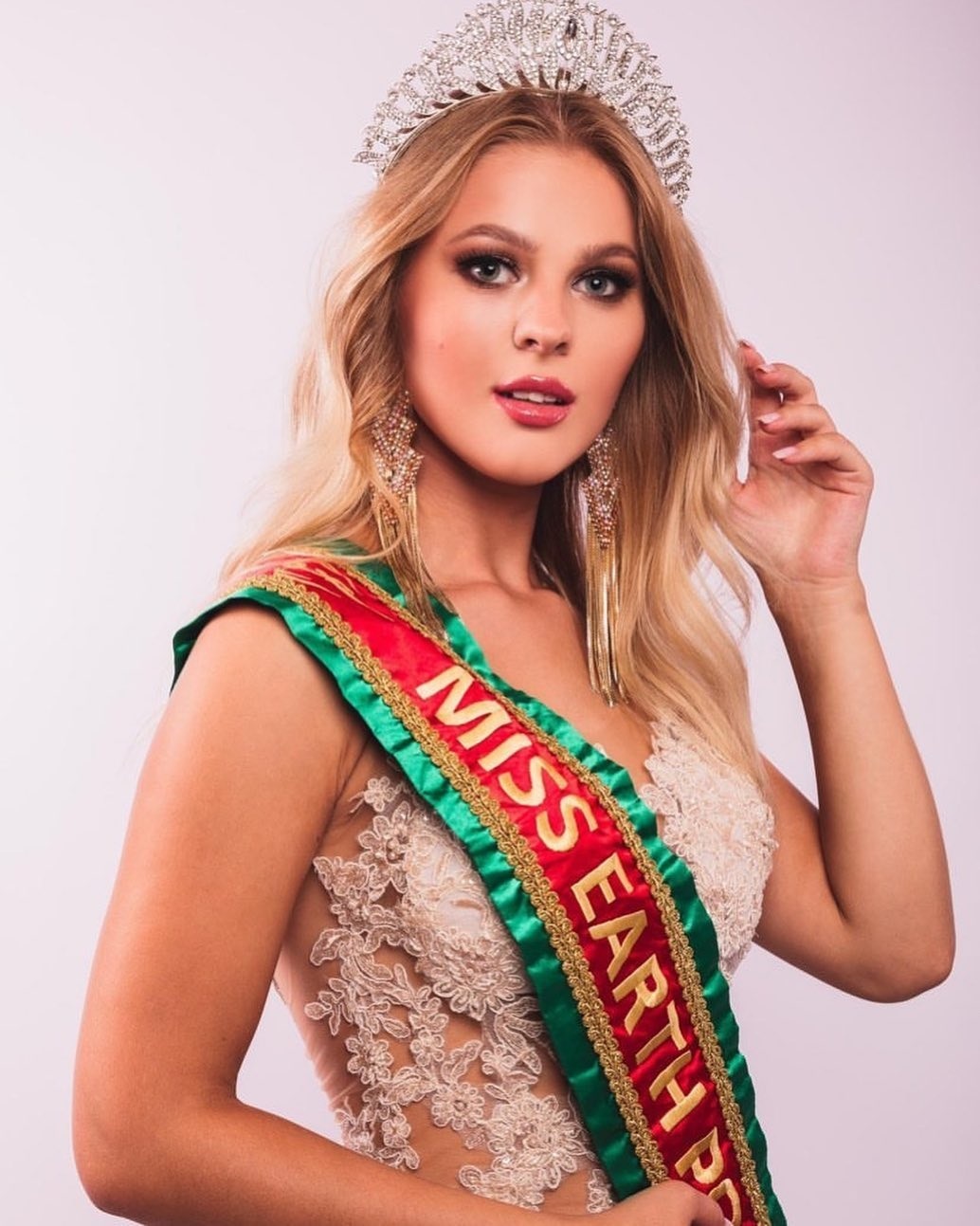 Hoa hau Trai Dat 2020 anh 1