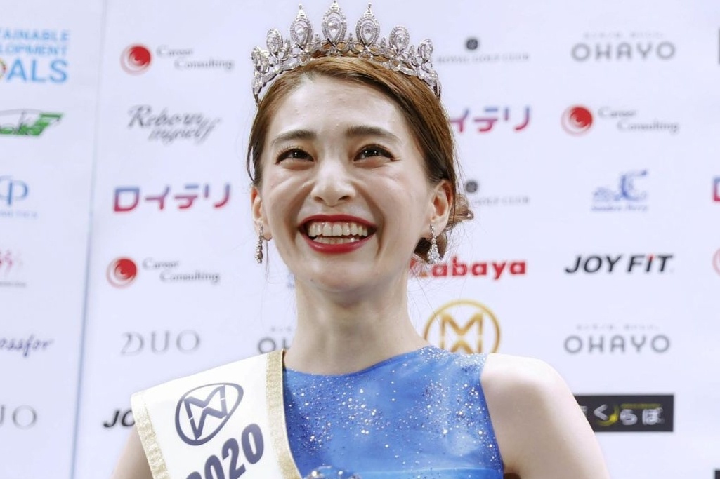 Co gai 18 tuoi dang quang Hoa hau The gioi Nhat Ban hinh anh