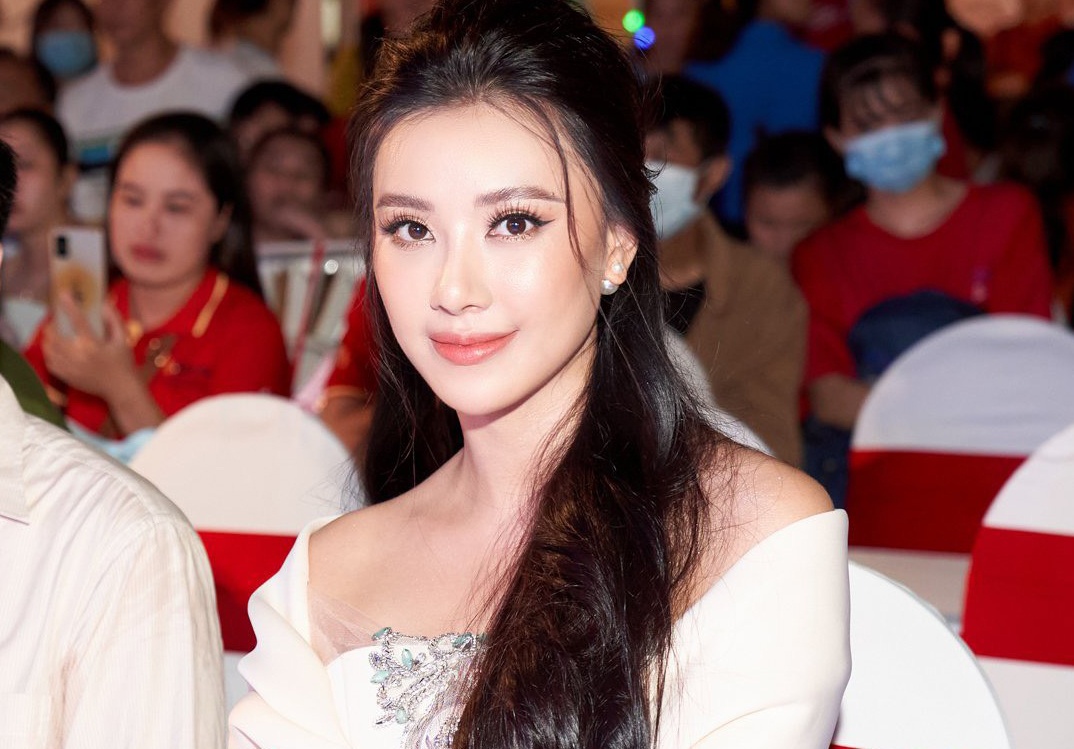 Phan hoi cua A hau Kim Duyen khi bi nhan xet guong mat khac la hinh anh