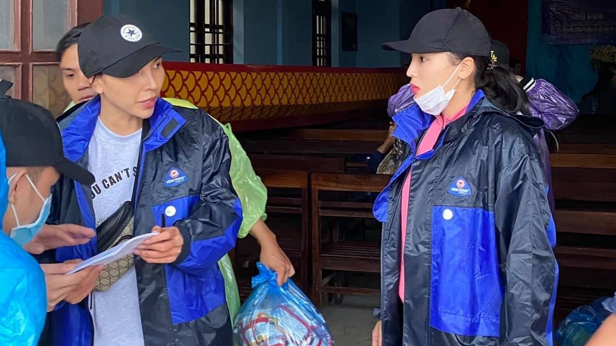 Qua cuu tro mien Trung cua Ky Duyen bi ngap nuoc hinh anh