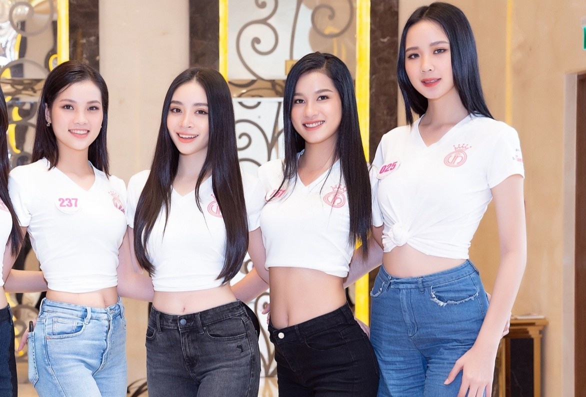 Co gai cao 1,84 m noi bat giua dan thi sinh Hoa hau Viet Nam hinh anh