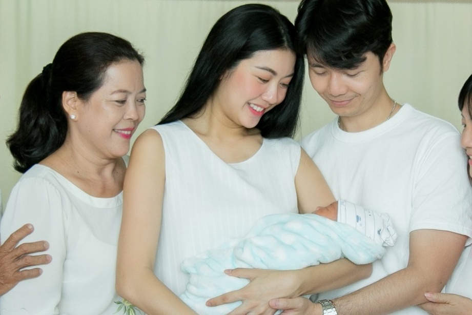 A hau Thuy Van sinh con trai dau long hinh anh