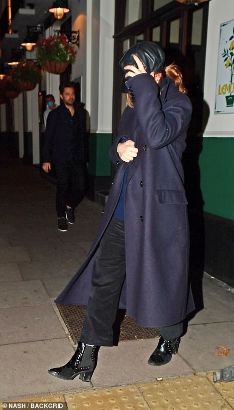 Lily James ngoại tình Dominic West ảnh 2 Lily James ngoai tinh Dominic West anh 2