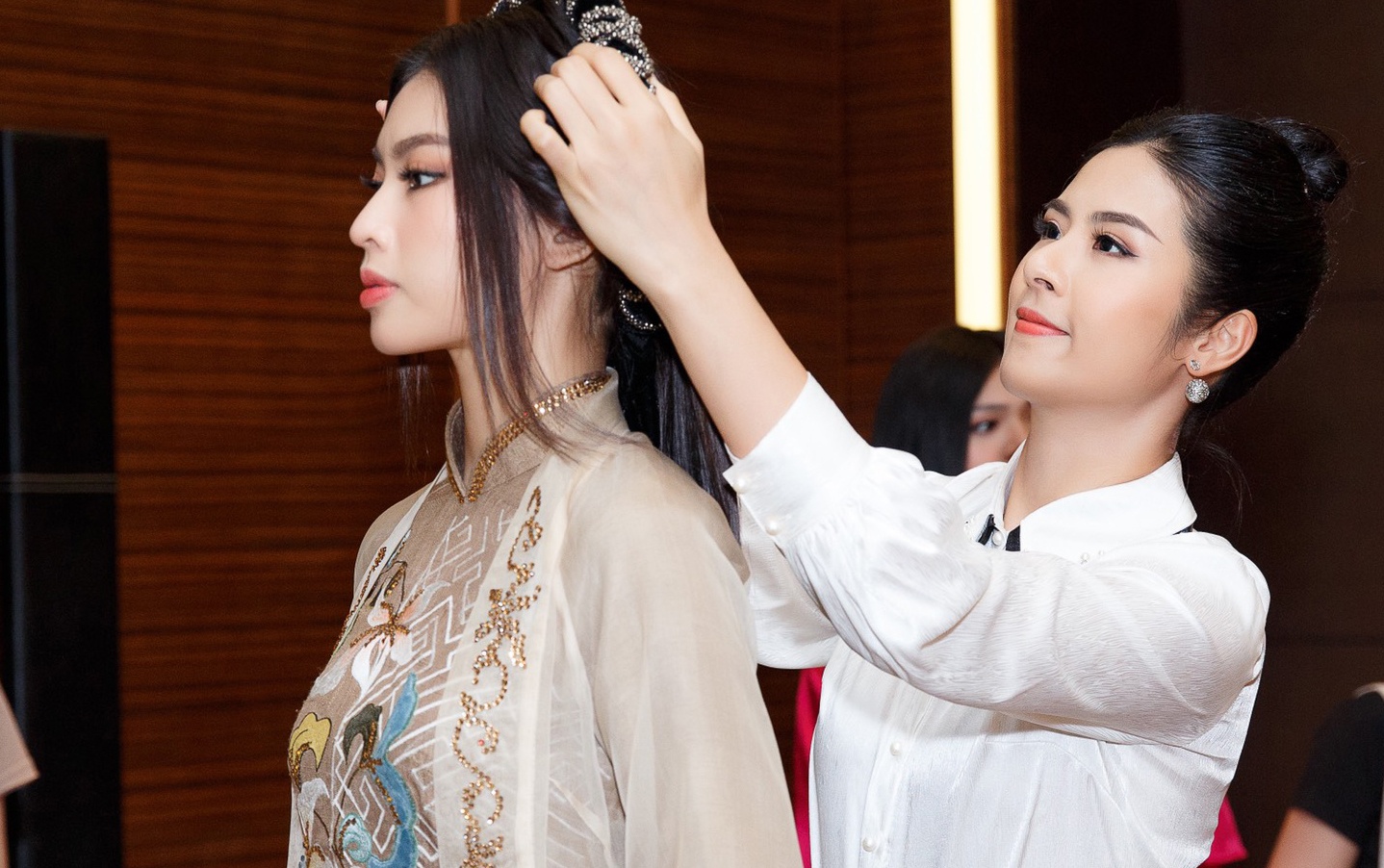 Ngoc Han trinh dien ao dai cung thi sinh Hoa hau Viet Nam 2020 hinh anh