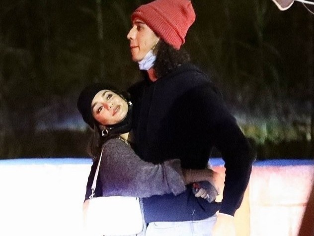 Vanessa Hudgens hen ho cau thu bong chay hinh anh