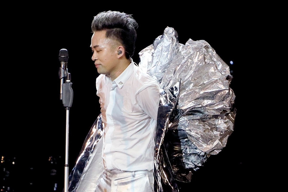 Tung Duong coi bo chiec ao choang ky di tren san khau hinh anh