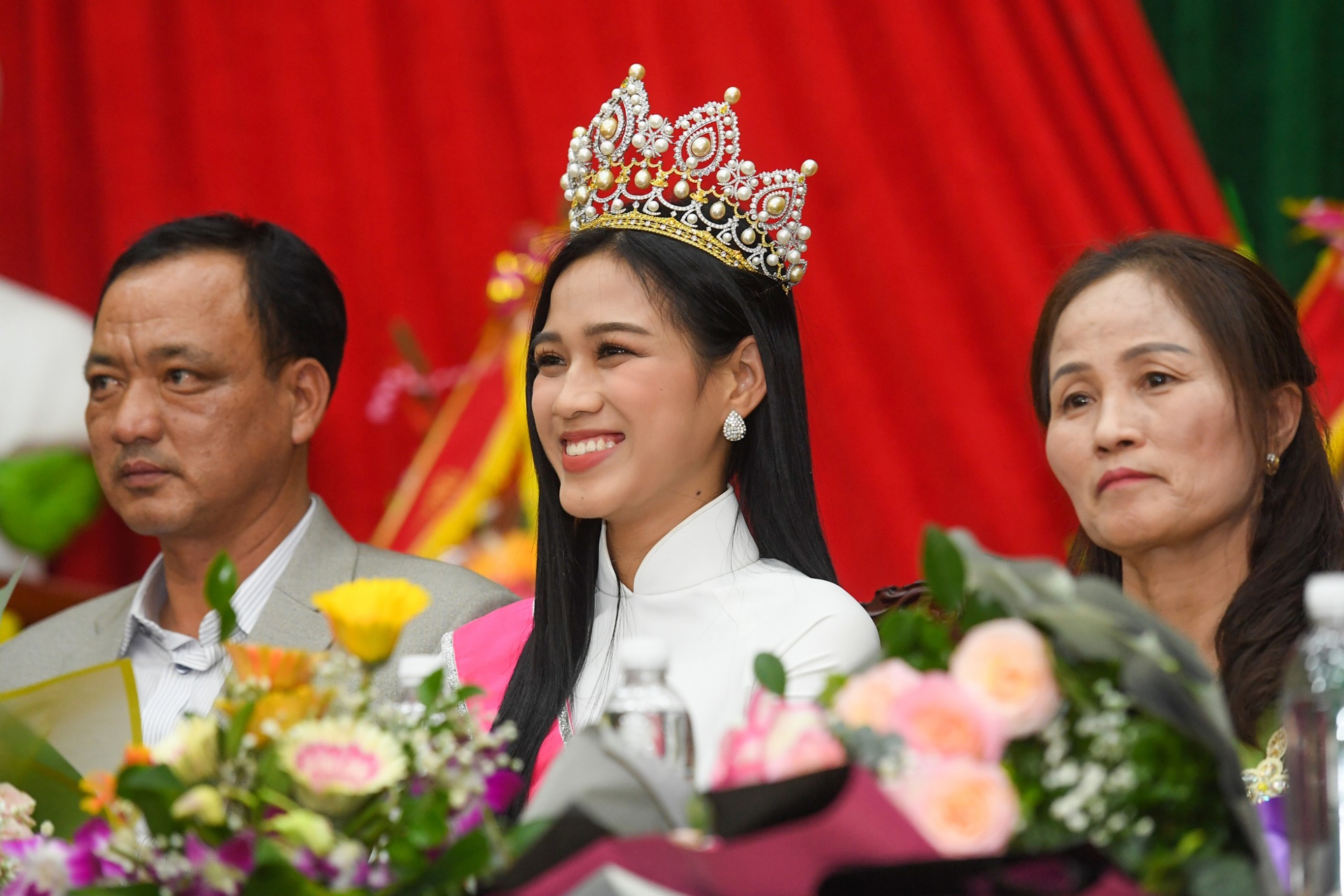 Nhieu nguoi dan Thanh Hoa ra san bay don Hoa hau Do Thi Ha hinh anh