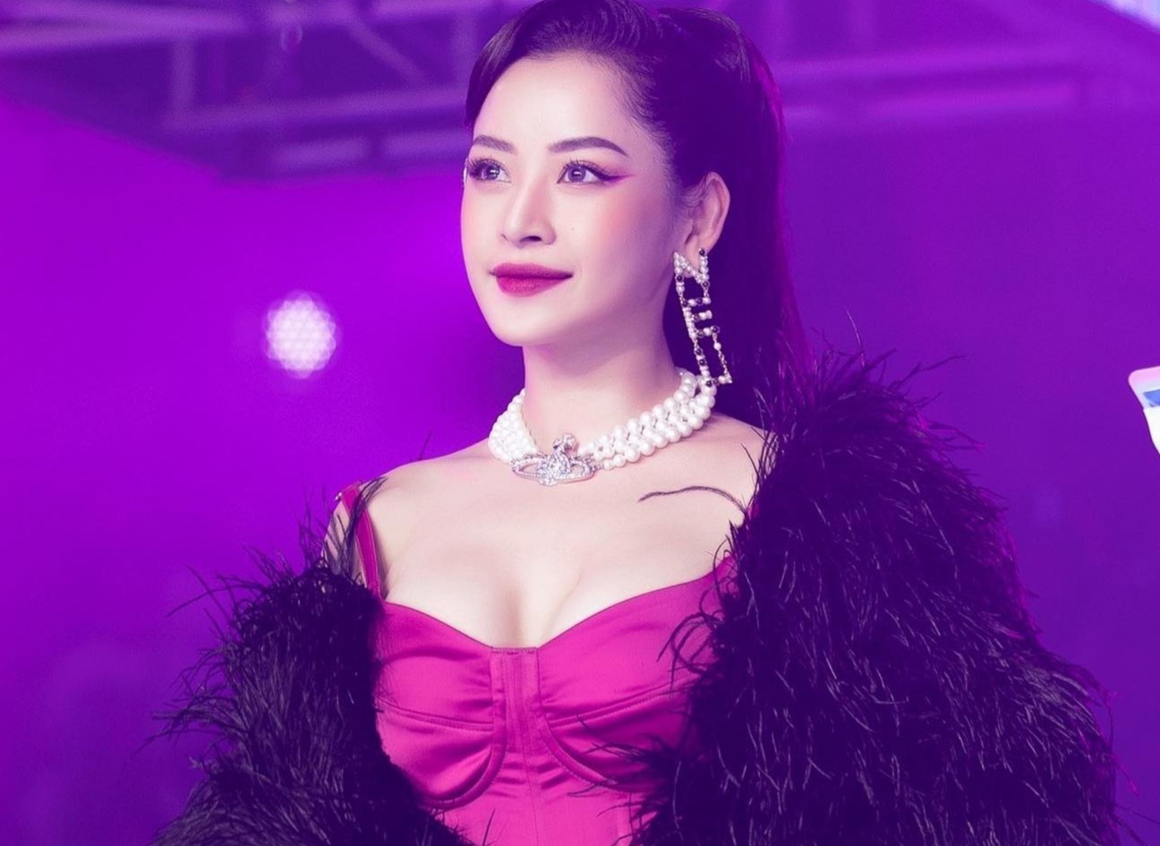 Chi Pu len tieng ve su co bi khan gia cuoi khi hat lac giong hinh anh