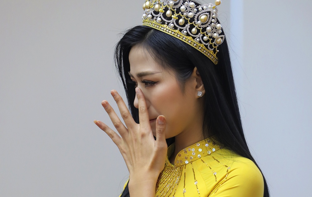 Hoa hau Do Thi Ha khoc khi ve truong hinh anh