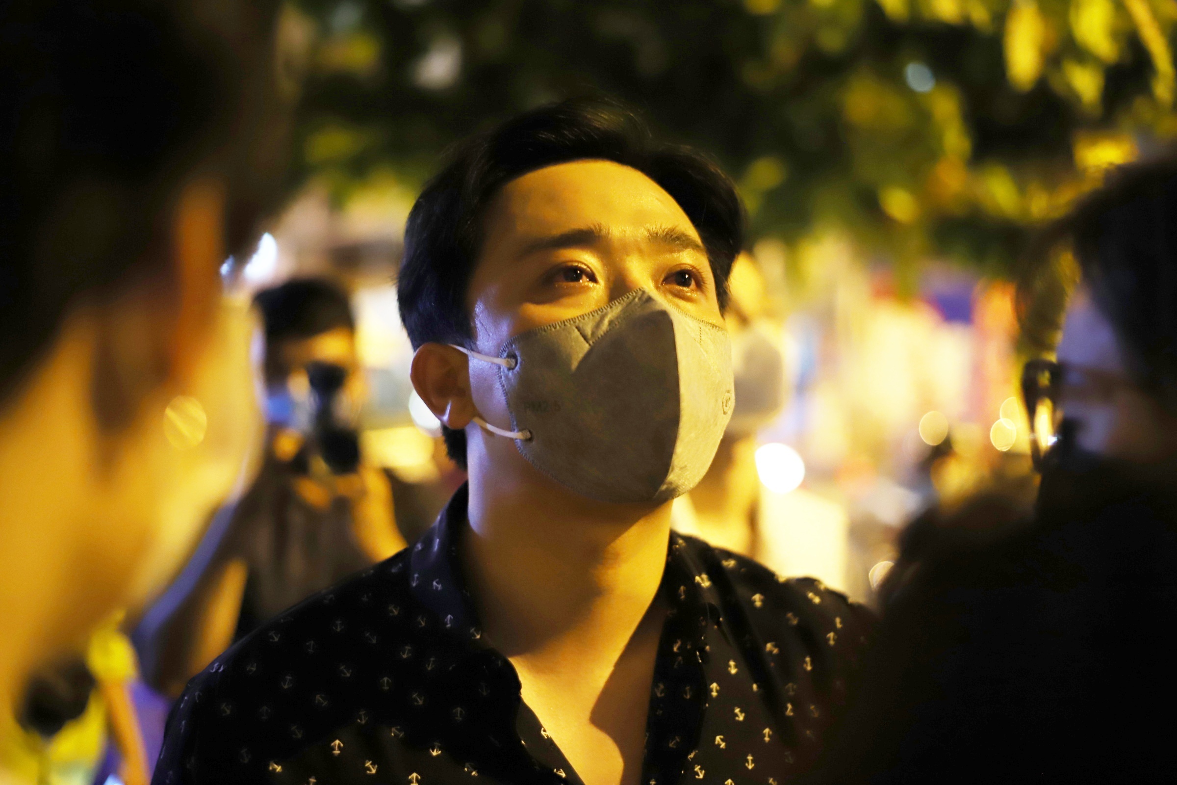 Tran Thanh va nhieu nghe si tuc truc ben ngoai trung tam phap y hinh anh