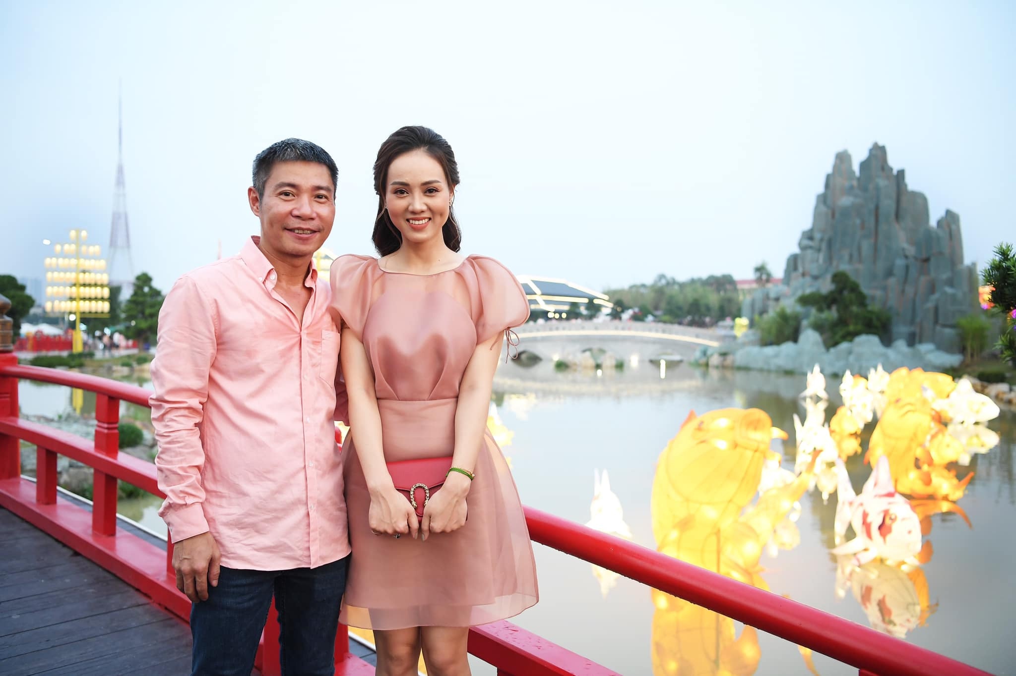 NSND Cong Ly cuoi vo anh 1