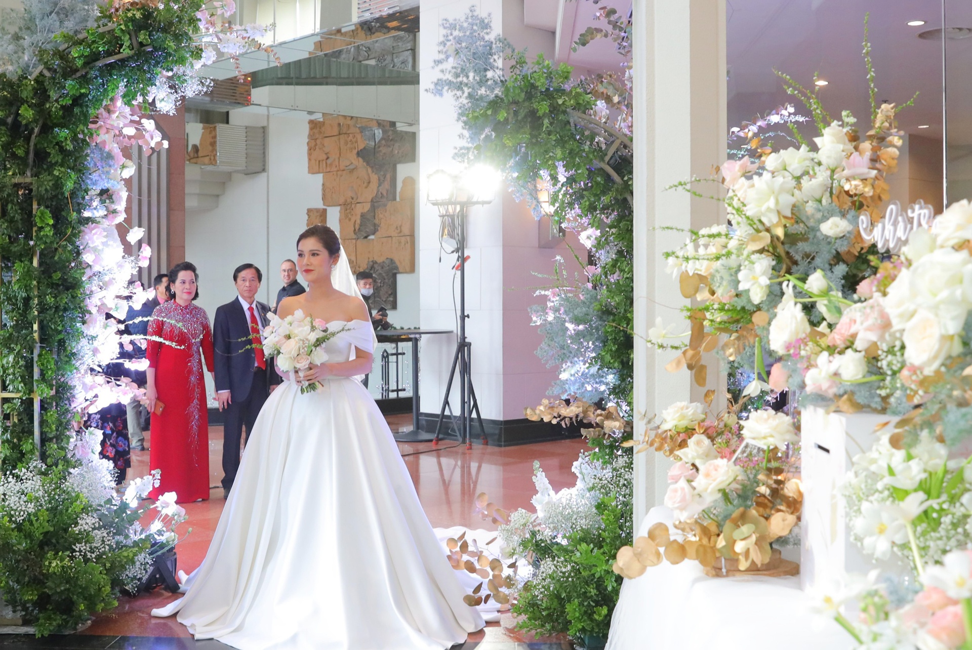 MC Thu Hoai cuoi anh 1