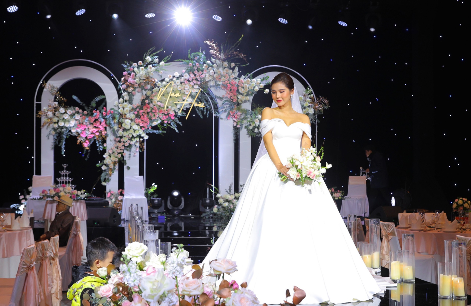 MC Thu Hoai cuoi anh 3