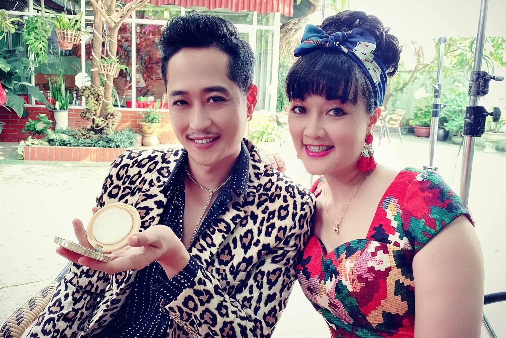 Cap dua lech gay cuoi trong 'Huong duong nguoc nang' hinh anh