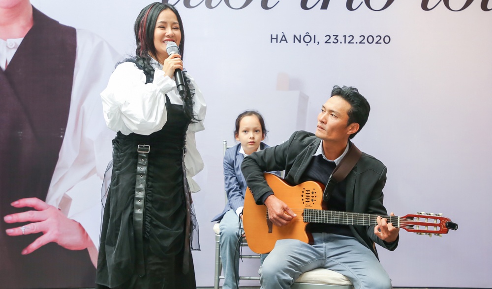 Hong Nhung hat 'Em di giua bien vang' hinh anh