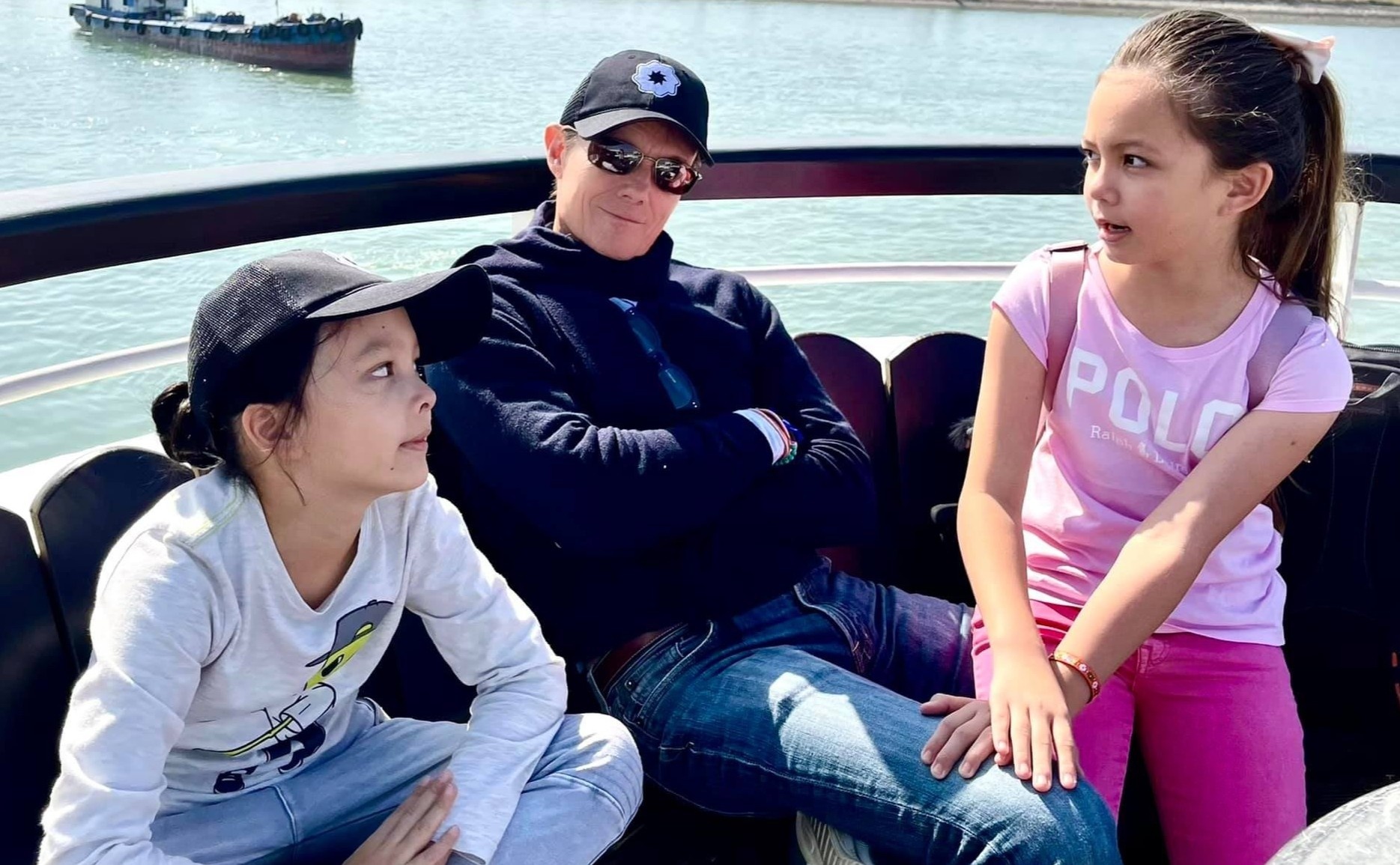 Hong Nhung don nam moi ben ban trai va hai con hinh anh