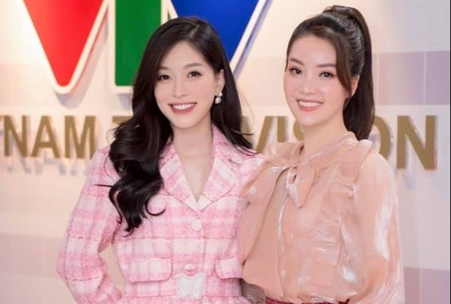 A hau Phuong Nga lam MC Bua trua vui ve hinh anh