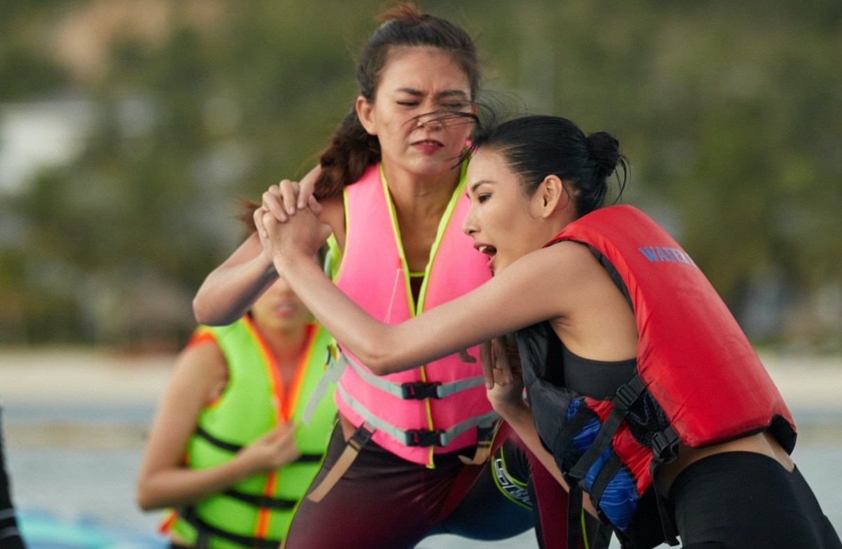 Hoang Thuy doi dau Mau Thuy o game show hinh anh