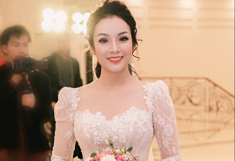 Ca si Tan Nhan ket hon hinh anh