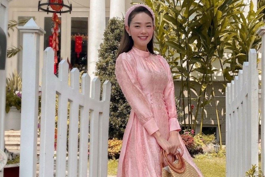 Sao Viet dien ao dai trong ngay dau nam moi hinh anh