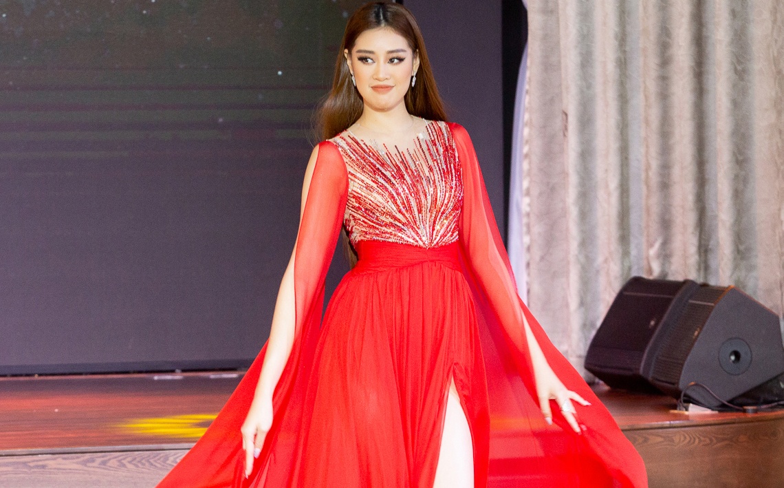 Nhuoc diem cua Khanh Van khi catwalk hinh anh
