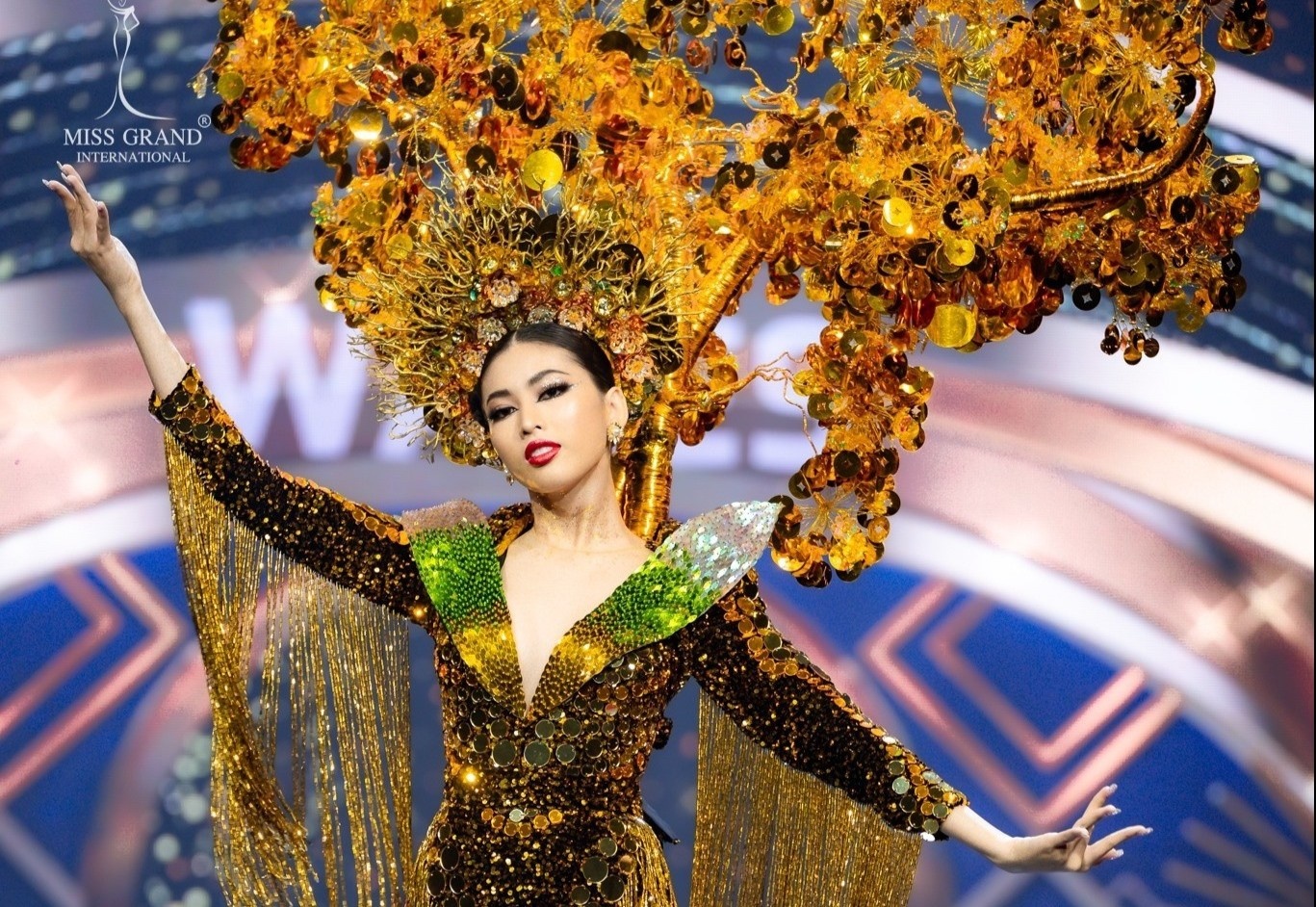 Ngoc Thao trinh dien trang phuc dan toc nang 30 kg hinh anh