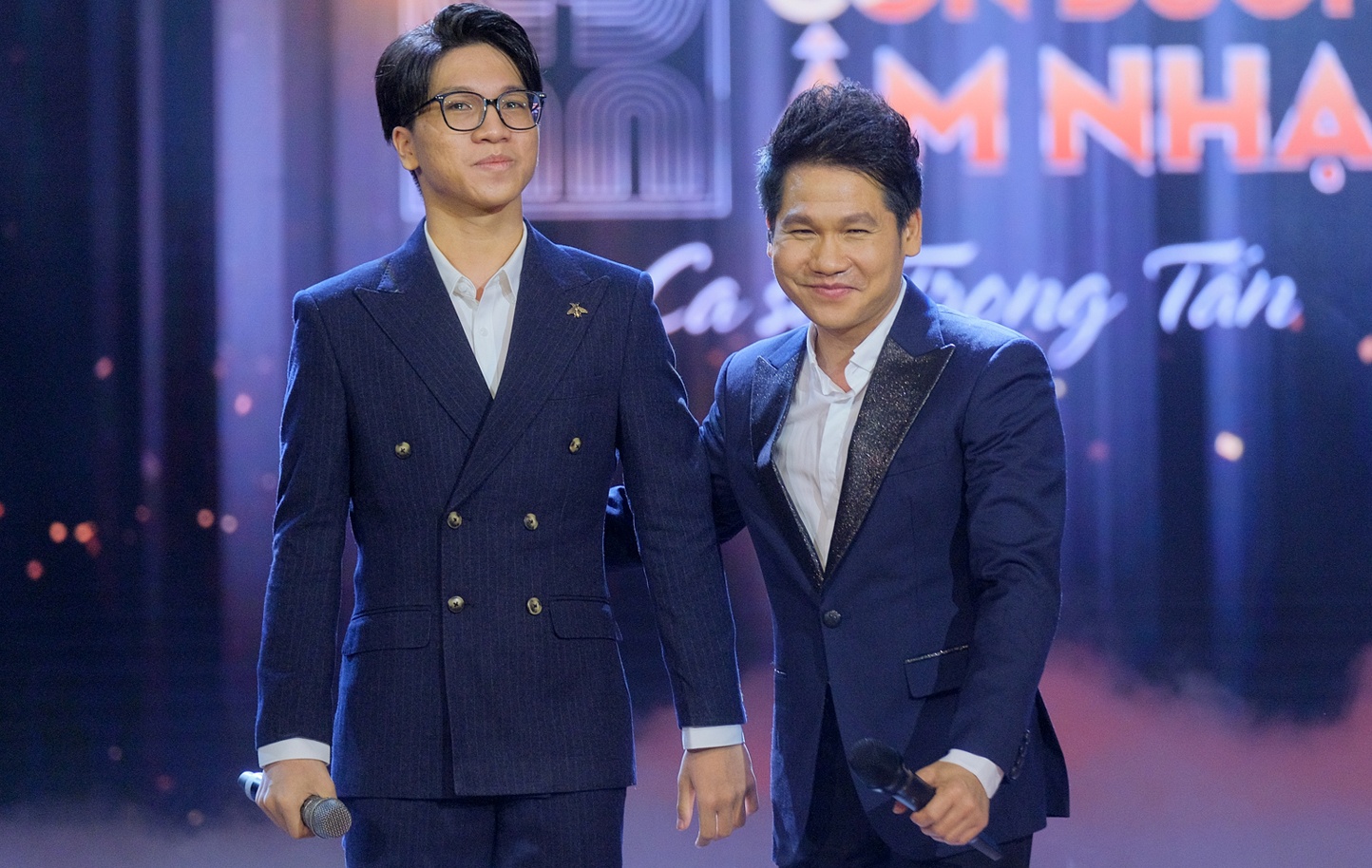 Con trai 16 tuoi cua Trong Tan dien cung bo hinh anh