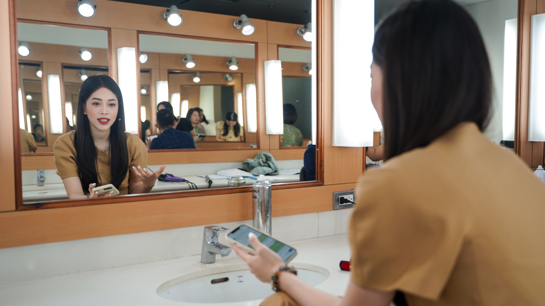 A hau Phuong Nga mot ngay lam viec anh 11