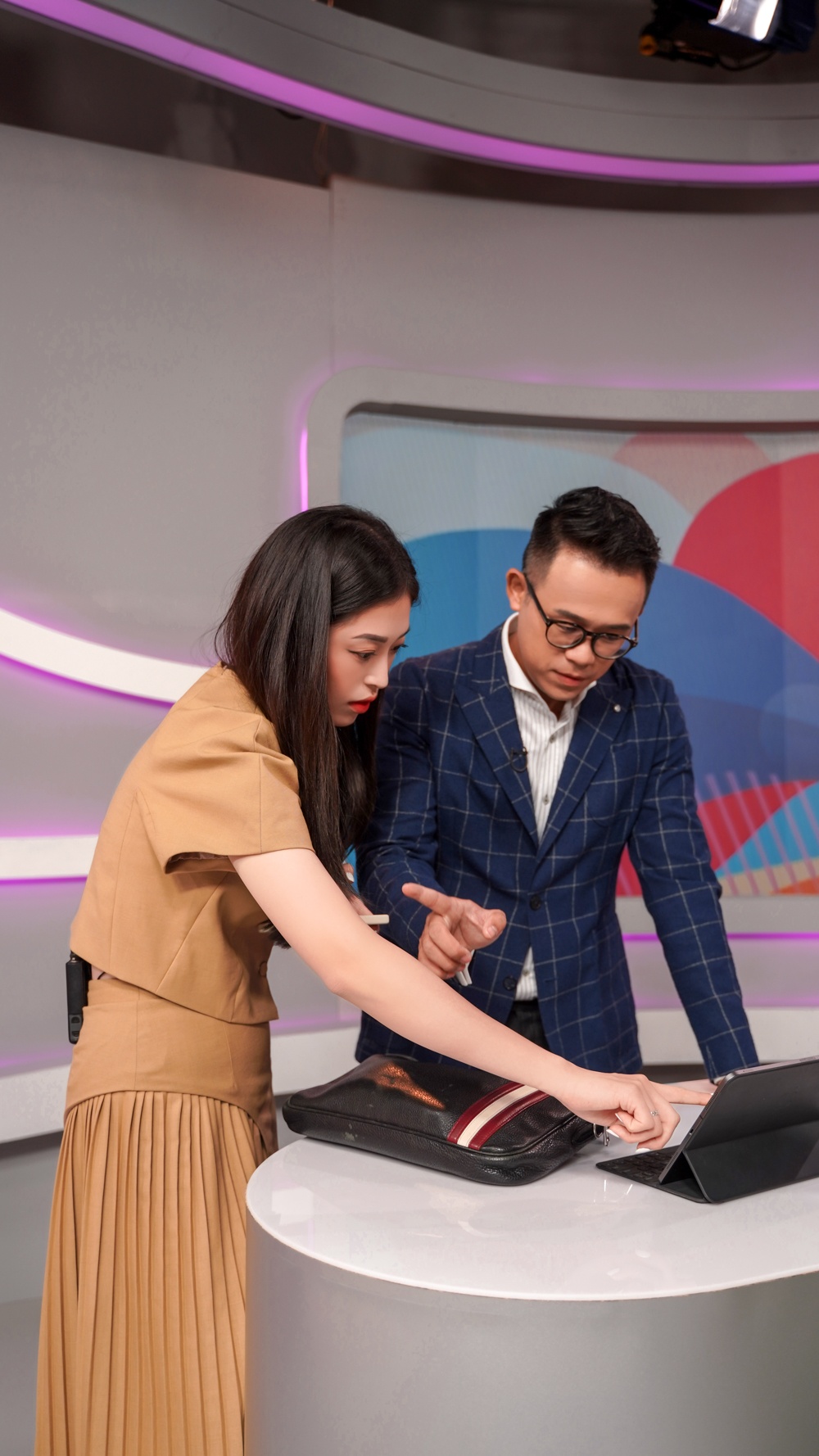 A hau Phuong Nga mot ngay lam viec anh 14