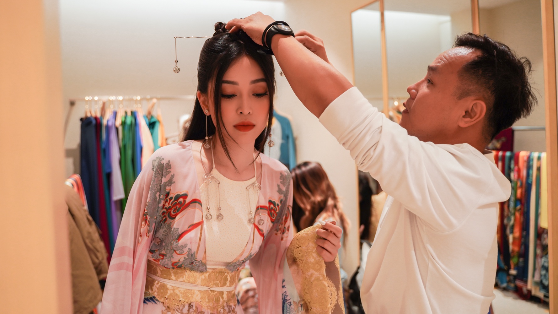 A hau Phuong Nga mot ngay lam viec anh 23