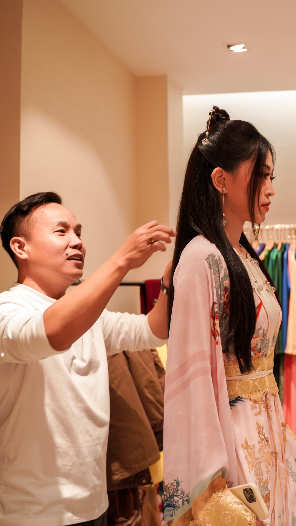 A hau Phuong Nga mot ngay lam viec anh 24