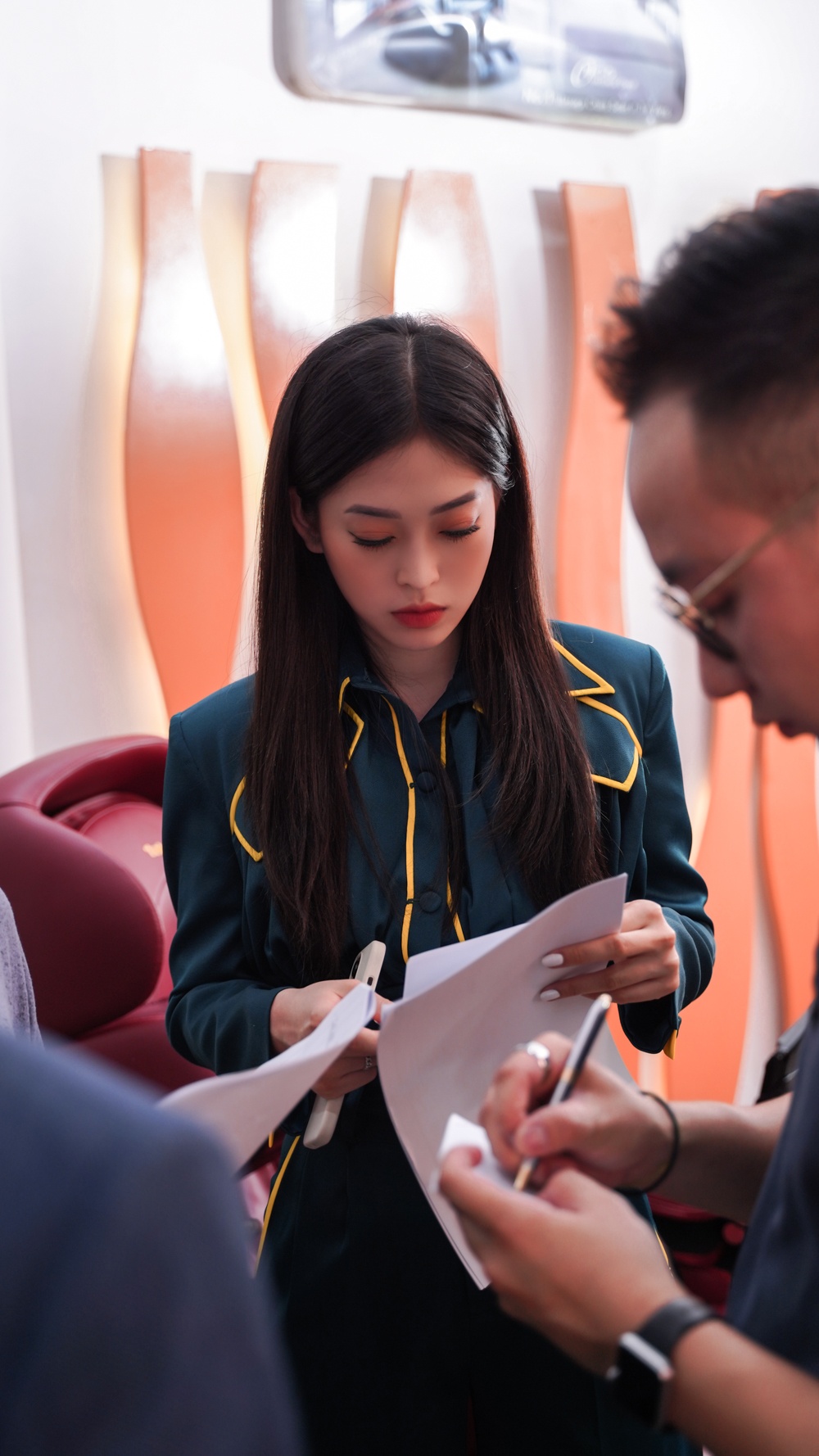 A hau Phuong Nga mot ngay lam viec anh 32