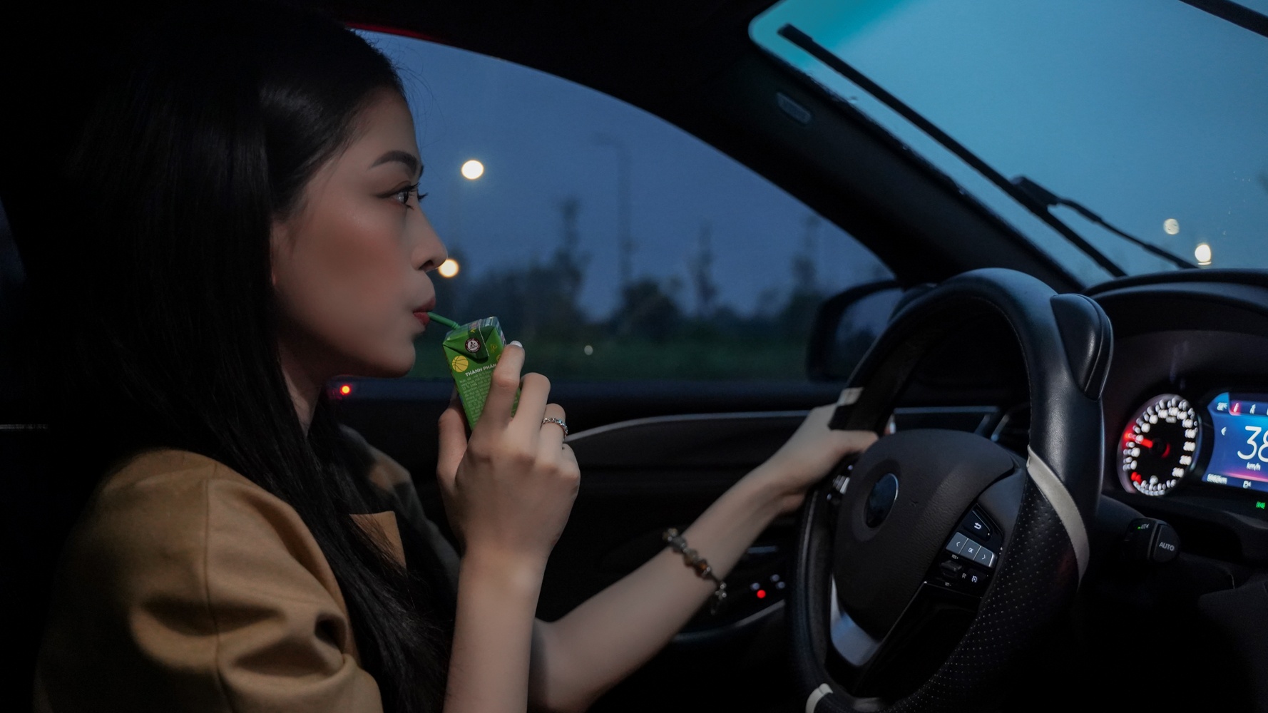 A hau Phuong Nga mot ngay lam viec anh 9