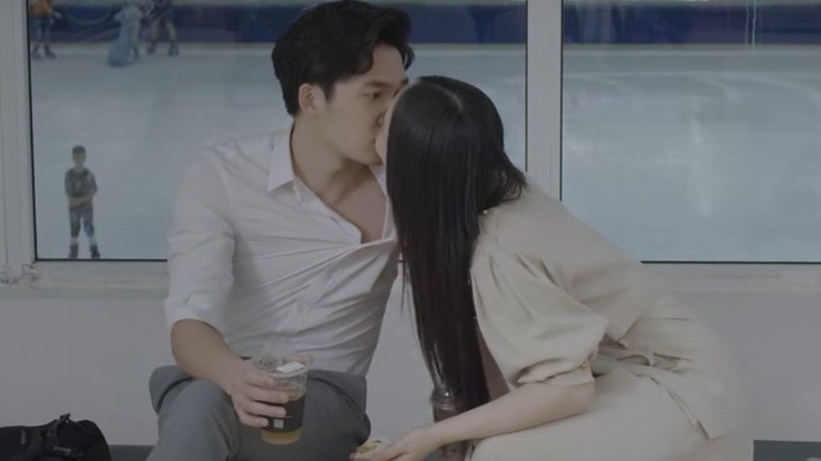 'Huong duong nguoc nang': Ngoc (Quynh Kool) hon Tri (Dinh Tu) hinh anh