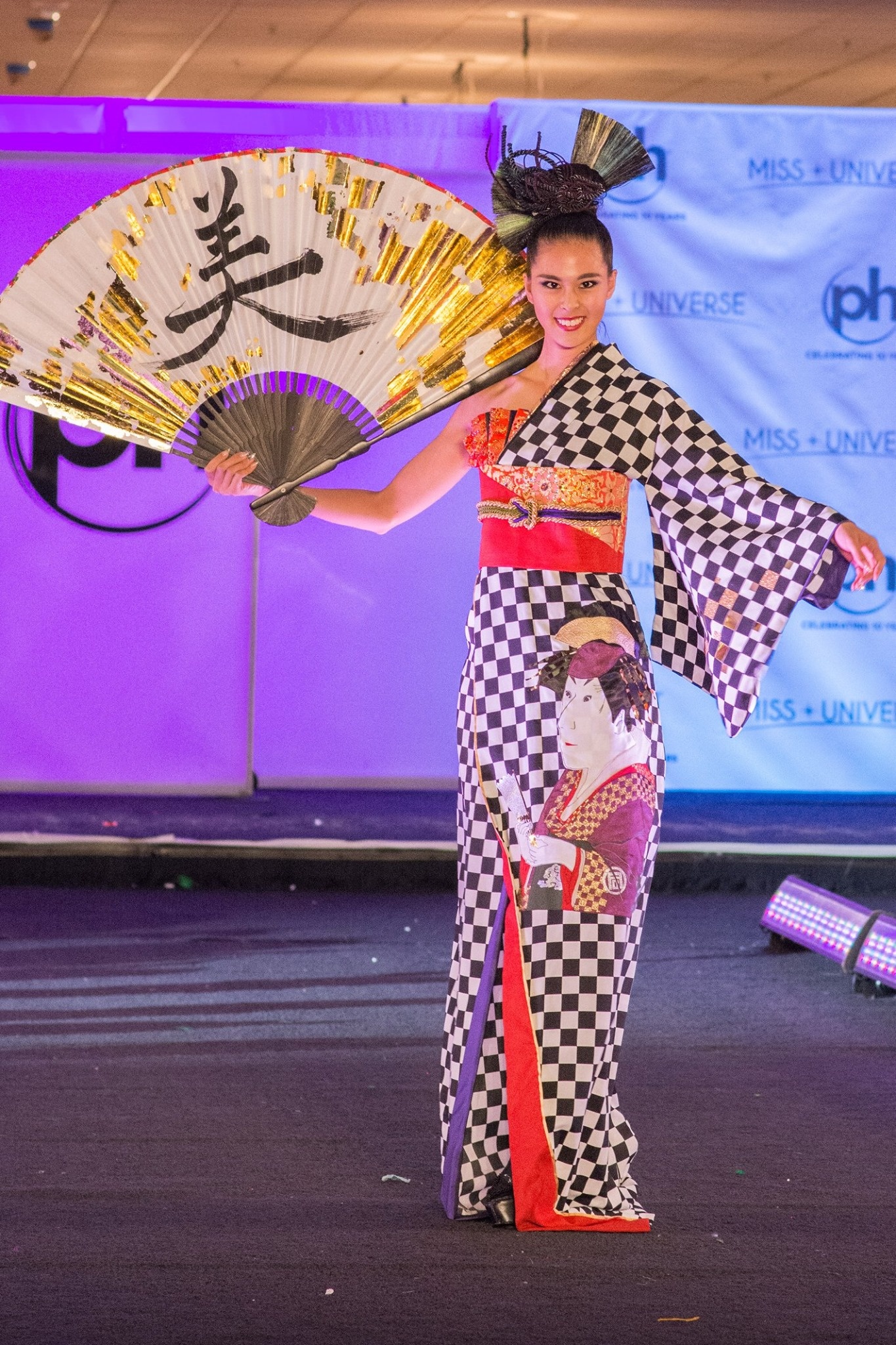 Trang phuc dan toc Miss Universe Hoa hau hoan vu anh 8