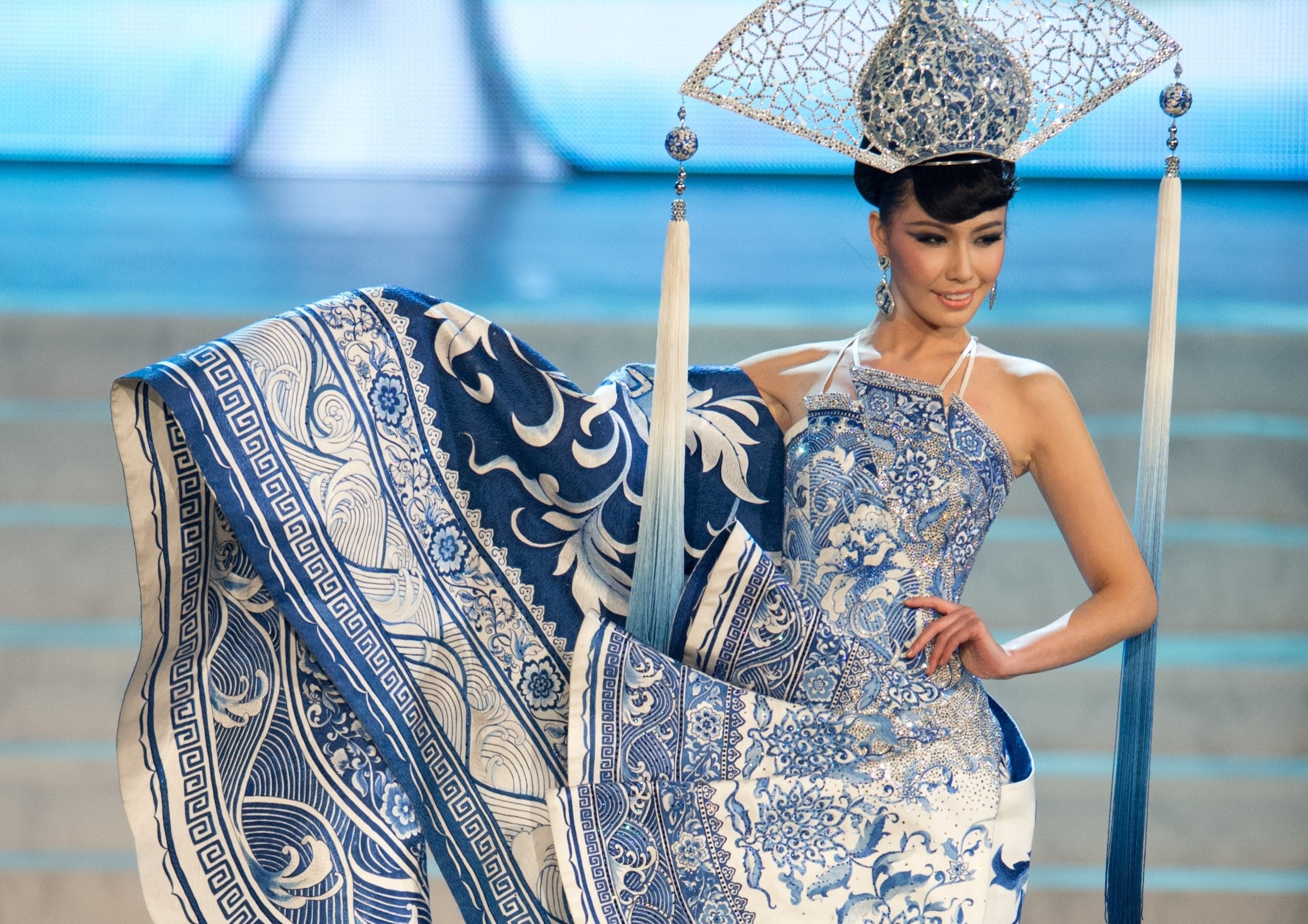 Thi sinh chau A lien tuc doat giai trang phuc dan toc o Miss Universe hinh anh