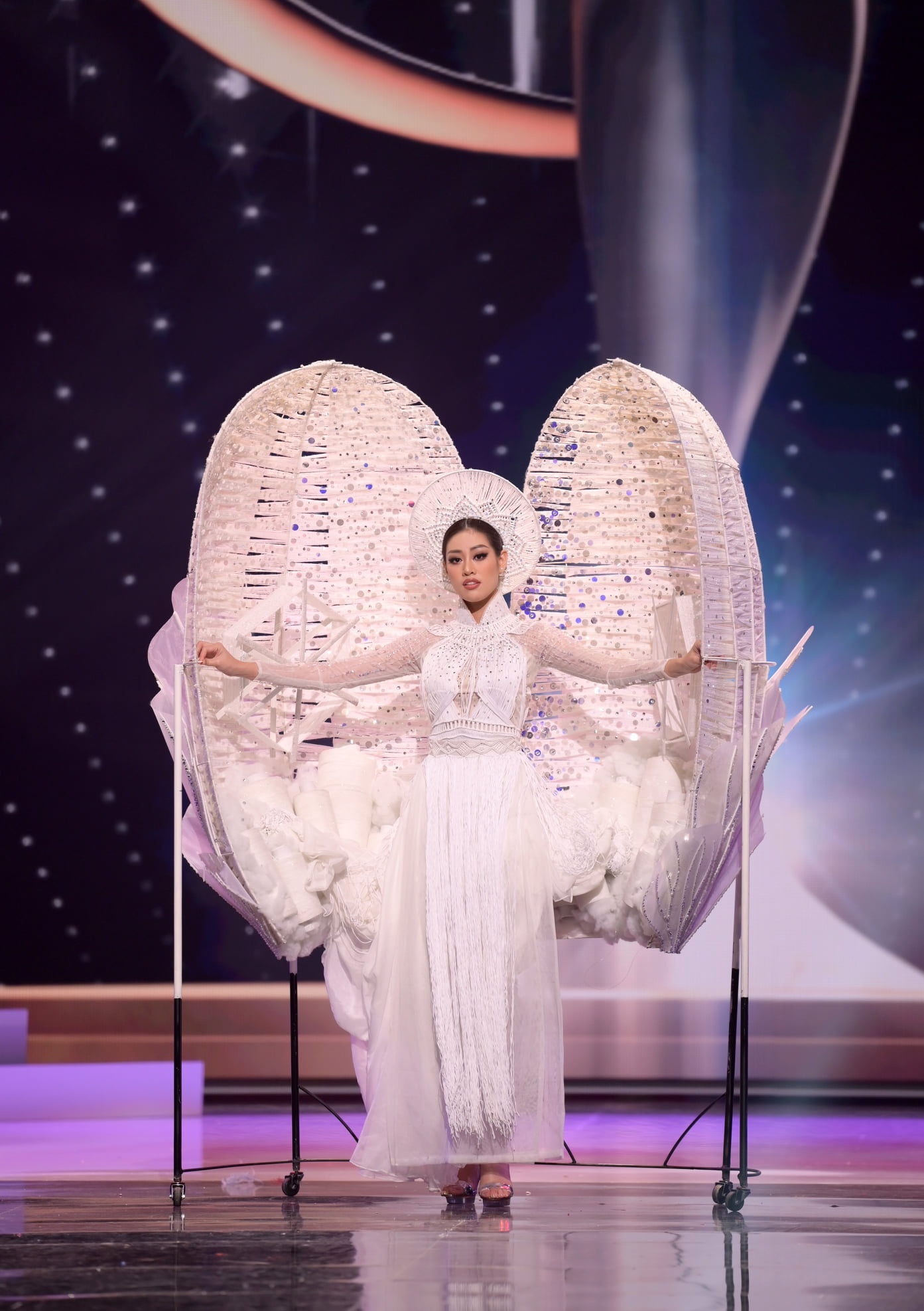 Trang phuc dan toc Miss Universe Hoa hau Hoan vu anh 12