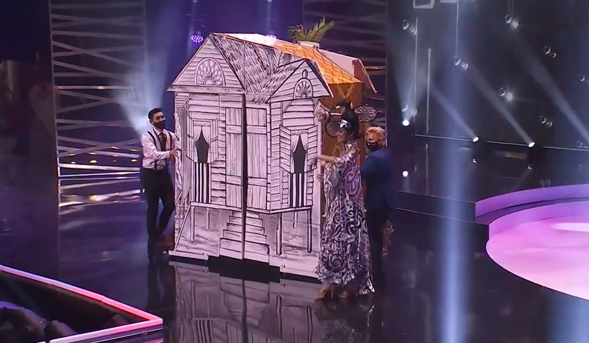 Khanh Van thi trang phuc dan toc Miss Universe anh 4