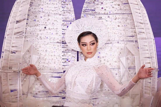 Phan thi trang phuc truyen thong cua Khanh Van o Miss Universe hinh anh