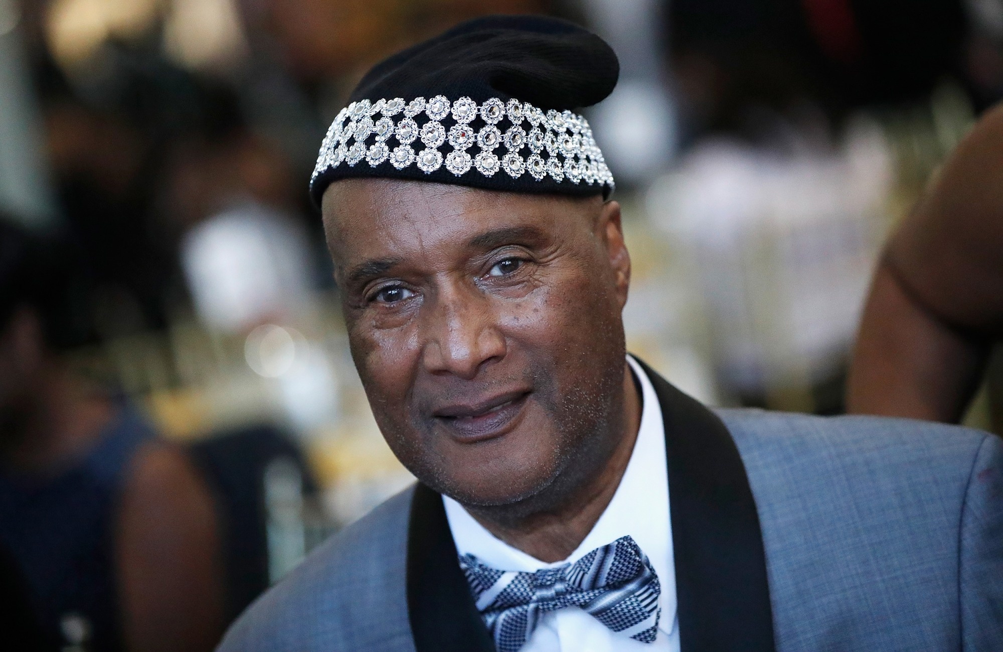 Dien vien Paul Mooney qua doi hinh anh