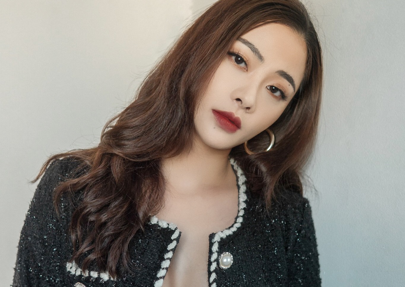 Hinh anh khac biet tren phim va ngoai doi cua Huyen Thach hinh anh