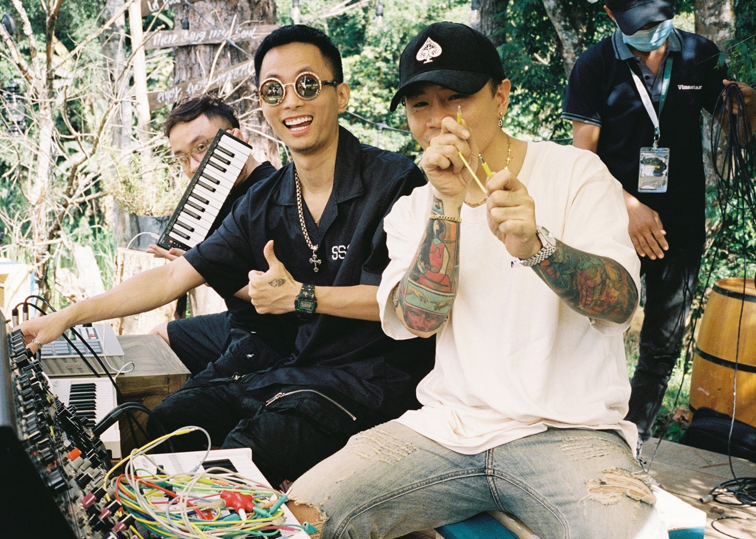 Binz hat moc ca khuc 'OK' hinh anh