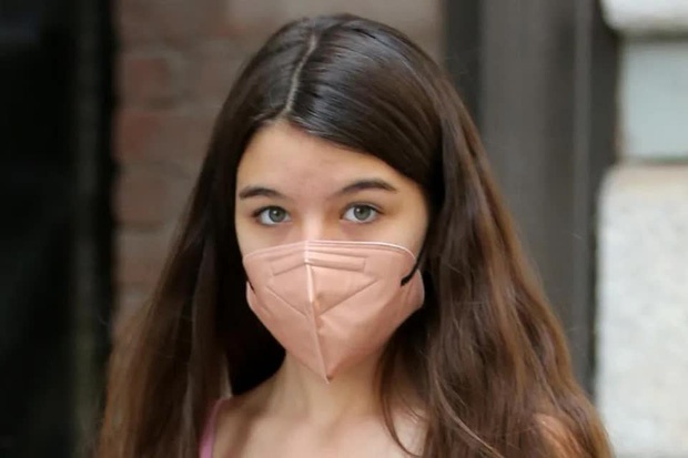 Suri Cruise mac gian di xuong pho hinh anh