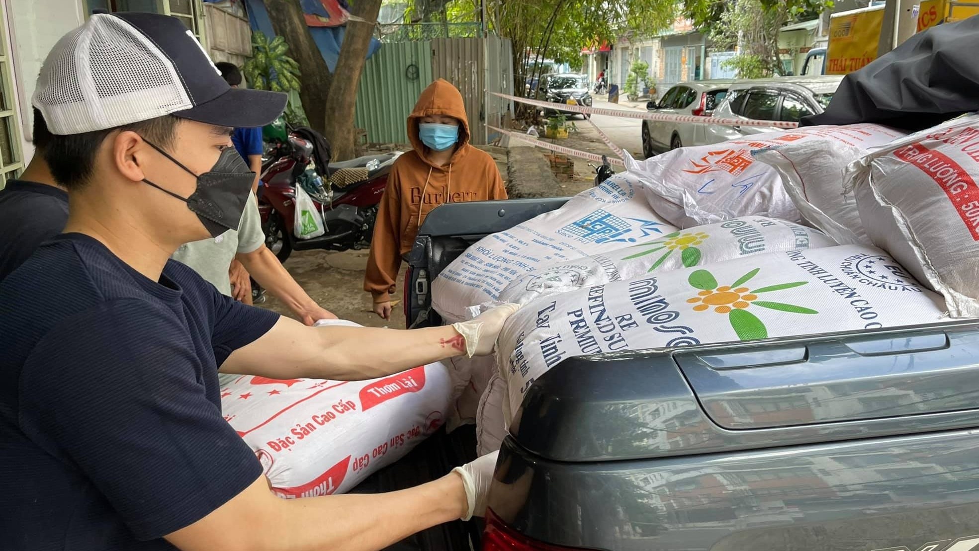 Thuy Diem gop 20 tan nong san cho nguoi dan TP.HCM hinh anh