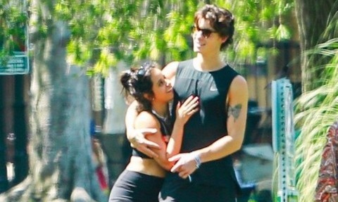 Camila Cabello ben ban trai Shawn Mendes hinh anh